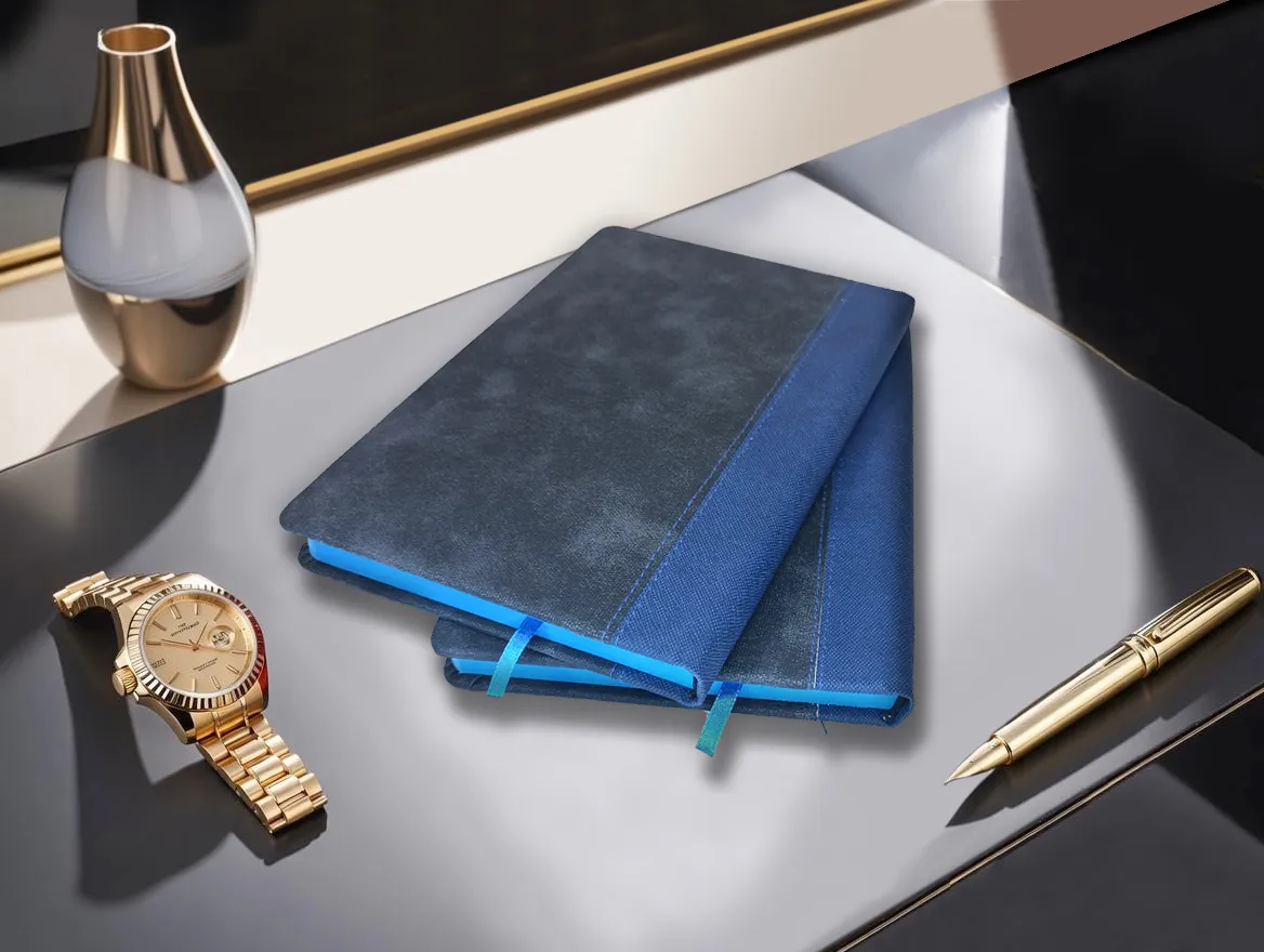 سررسید وزیری 1405 آوا با جلد دو رنگ آبی و طوسی، صحافی دوختی