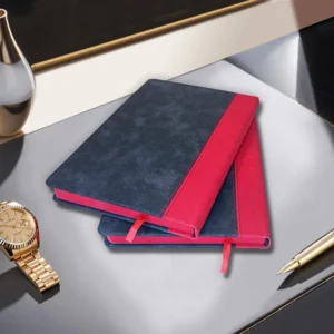 سررسید وزیری 1405 آوا با جلد دو رنگ قرمز و طوسی، صحافی دوختی