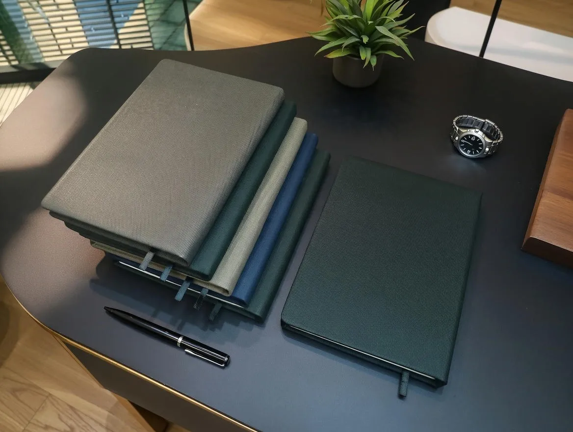 سررسید وزیری 1405 آرام با جلد چرمی و صحافی دوختی